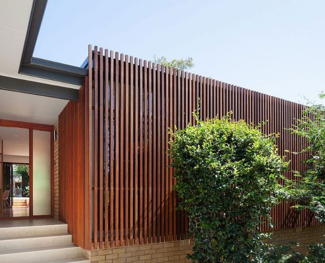 Brises de madeira instalados em fachada residencial moderna