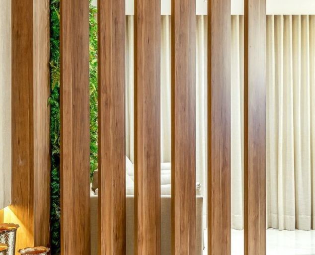 Brises horizontais de madeira natural em edifício comercial