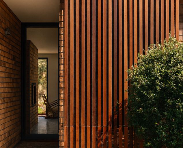 Detalhe do acabamento e fixação de brises de madeira