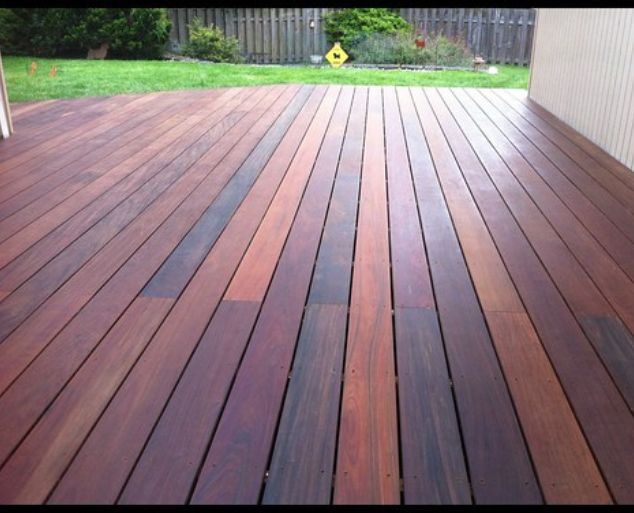 Deck de madeira em área de piscina