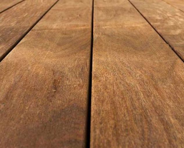 Detalhe do acabamento de deck de madeira