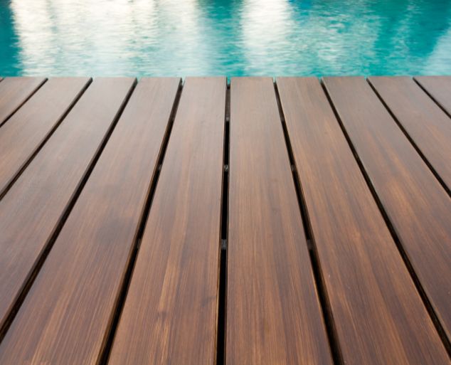 Deck de madeira com iluminação embutida