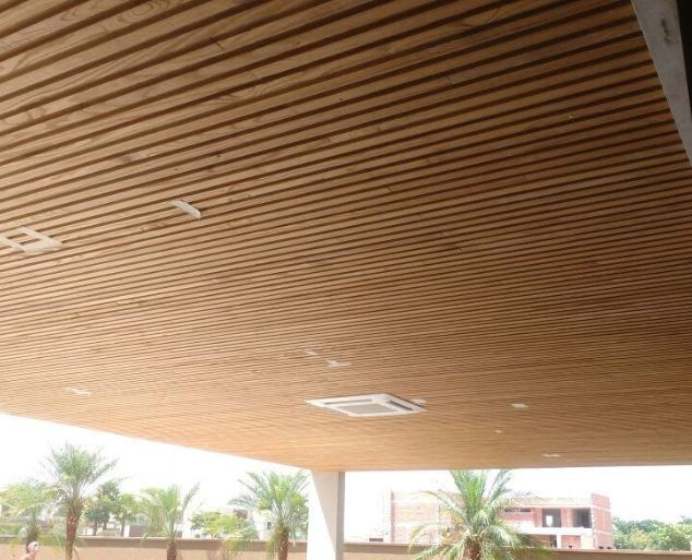 Forro de madeira ripado instalado em ambiente residencial moderno