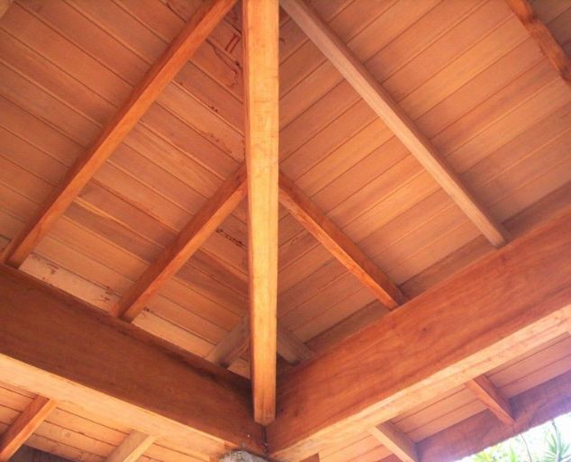 Forro de madeira natural em área gourmet com iluminação embutida