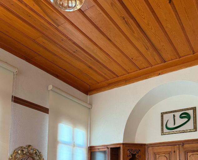 Detalhe do acabamento e encaixe do forro de madeira