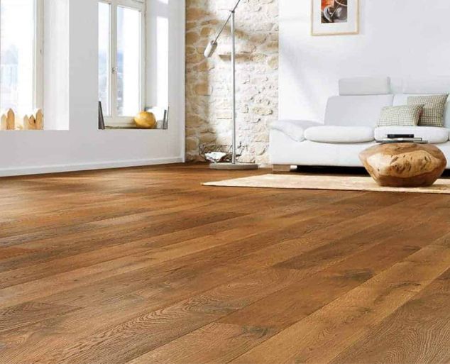 Piso laminado amadeirado instalado em sala de estar moderna