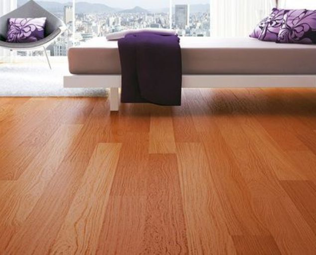 Piso laminado em ambiente residencial com decoração contemporânea