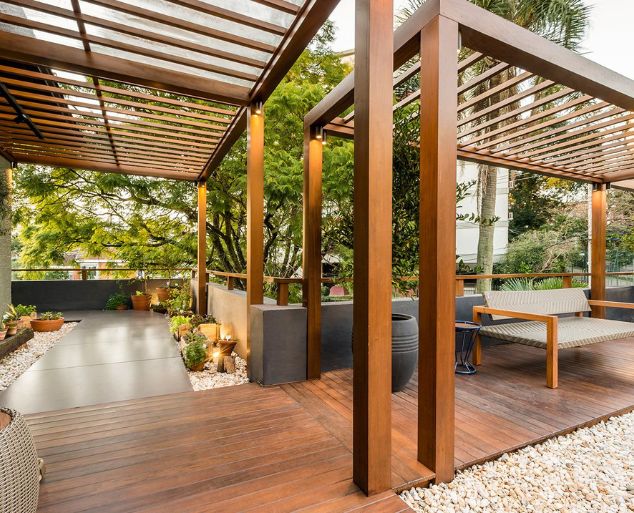Pergolado de madeira instalado em área gourmet externa