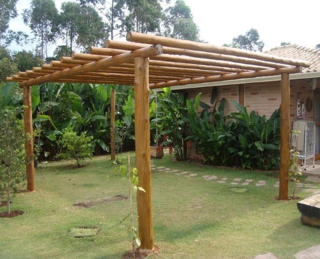 Pergolado moderno com cobertura de vidro e estrutura em madeira