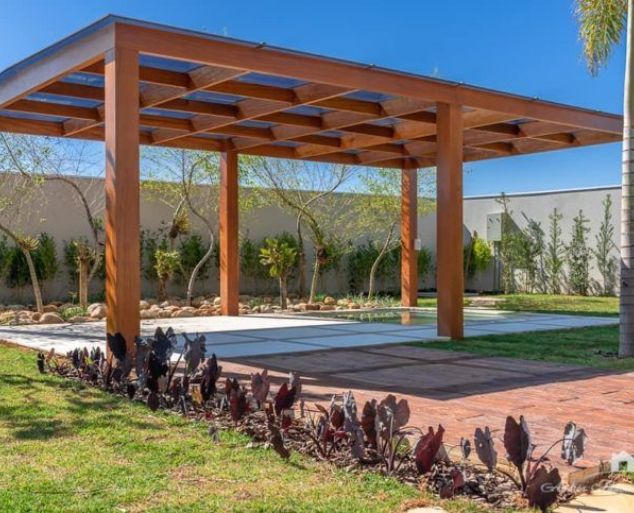 Detalhe do acabamento em madeira do pergolado