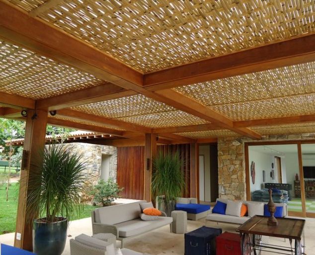 Pergolado de madeira em jardim residencial