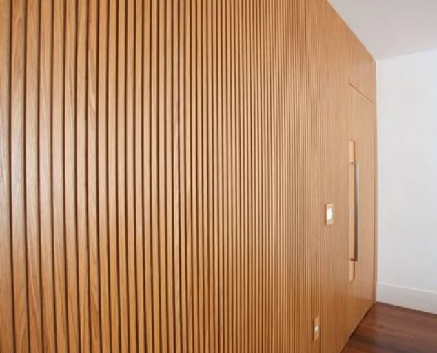 Deck de madeira em área de piscina