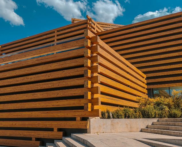 Detalhe do acabamento de deck de madeira