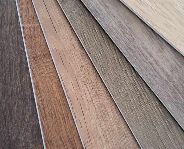 Piso vinílico padrão amadeirado em ambiente comercial