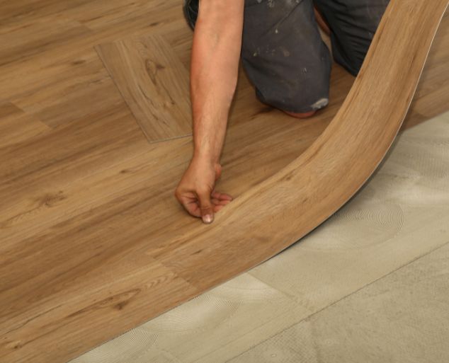 Detalhe da textura e encaixe do piso vinílico