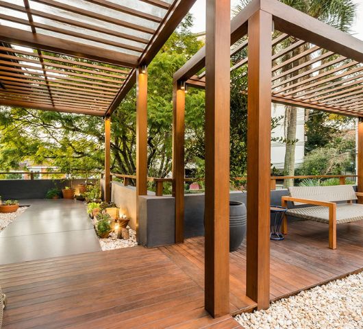 Equipe especializada da Carvalho Piso Floor instalando piso de madeira