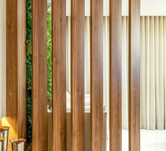 Profissional da Carvalho Piso Floor instalando piso de madeira com acabamento de alta qualidade